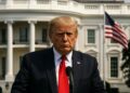 Donald Trump con semblante serio frente a la Casa Blanca durante conferencia de prensa con bandera ondeando