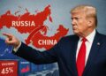 Donald Trump señalando mapas de Rusia y China conectados por flechas rojas en un montaje editorial