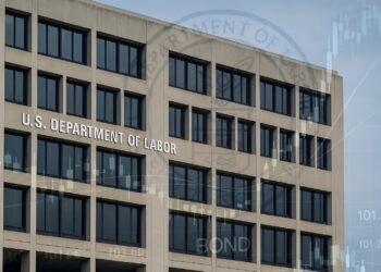 Fachada del U.S. Department of Labor con sello difuminado y gráficos financieros superpuestos