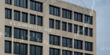 Fachada del U.S. Department of Labor con sello difuminado y gráficos financieros superpuestos
