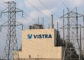 Planta eléctrica de Vistra con su logo visible y torres de transmisión con cables de energía