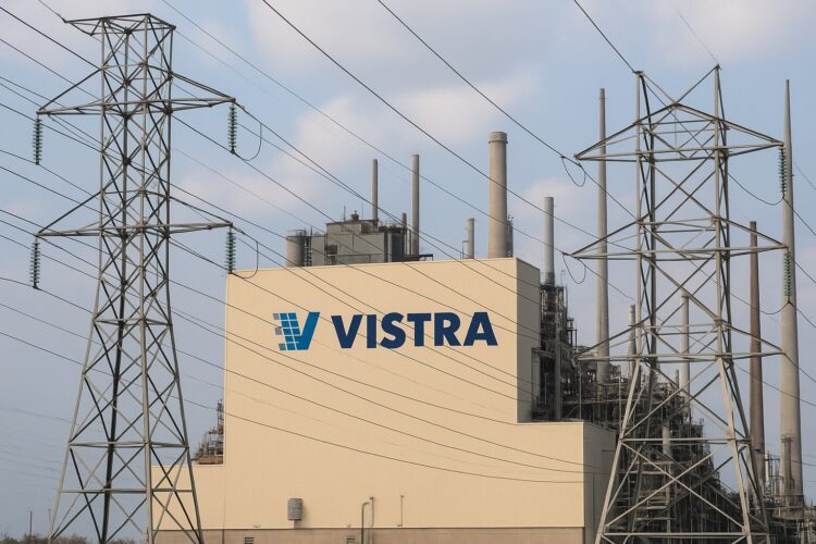 Planta eléctrica de Vistra con su logo visible y torres de transmisión con cables de energía