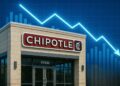 Restaurante Chipotle con logotipo visible y gráfico bursátil descendente superpuesto en fondo azul