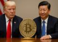 Donald Trump y Xi Jinping se reúnen con una moneda de Bitcoin en primer plano simbolizando tensión.
