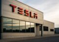 Fachada de una planta de Tesla iluminada por la tarde, símbolo de ajuste estratégico.