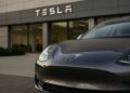 Detalle realista de un vehículo Tesla con luz natural, reflejando su presencia en el entorno urbano.