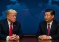 Donald Trump y Xi Jinping sentados frente a un mapa del océano Pacífico con líneas rojas y azules que representan flujos comerciales sin marcar países