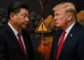 Donald Trump y Xi Jinping se miran frente a montañas de minerales separadas por una grieta digital con un ícono de advertencia amarilla.