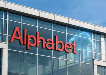 Fachada corporativa de Alphabet con su logotipo grande y reflejos que evocan Google Cloud.