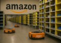 Robots naranjas de Amazon transportando estanterías en un almacén automatizado con pasillos iluminados