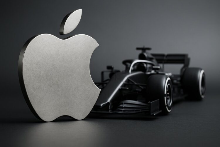 Logo metálico de Apple frente a un monoplaza de Fórmula 1 bajo luz natural de estudio.