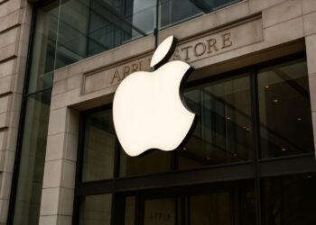 Fachada de Apple Store en EE. UU. con el logo de Apple iluminado sobre la entrada