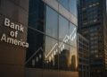 Fachada del Bank of America con reflejos bursátiles que simbolizan el potencial de las acciones.