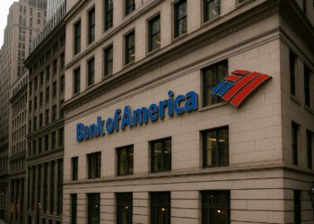Edificio de Bank of America con su logotipo en una calle tipo Wall Street rodeada de rascacielos