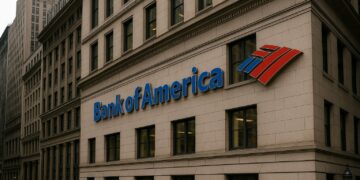 Edificio de Bank of America con su logotipo en una calle tipo Wall Street rodeada de rascacielos