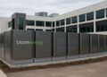 Fotografía editorial de una planta de Bloom Energy con celdas de energía frente a edificio industrial moderno