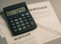 Calculadora financiera sobre contratos de hipoteca, con gráficos de tasas a la baja.
