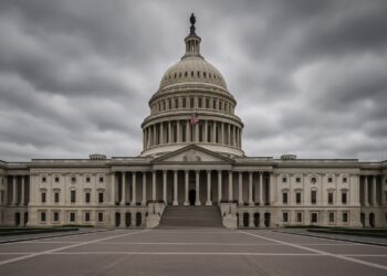 Fotografía editorial del Capitolio de Estados Unidos en cierre de gobierno vacío bajo un cielo gris y nublado