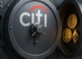 Bóveda metálica con logo de Citi y monedas cripto que simbolizan custodia digital.