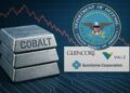 Lingotes de cobalto junto a logotipos del Pentágono, Glencore, Vale y Sumitomo sobre fondo con gráficas en caída