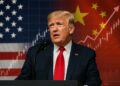 Donald Trump en conferencia de prensa con gráficos de comercio y banderas de Estados Unidos y China al fondo.