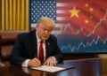 Donald Trump en el Despacho Oval firmando documentos con gráficos de comercio entre Estados Unidos y China proyectados detrás.