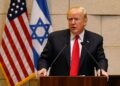 Donald Trump en el Parlamento israelí hablando frente a micrófonos con las banderas de Estados Unidos e Israel al fondo.