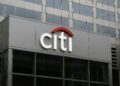 Fotografía editorial de la fachada del edificio de Citi con su logo visible, sin otras marcas ni elementos añadidos