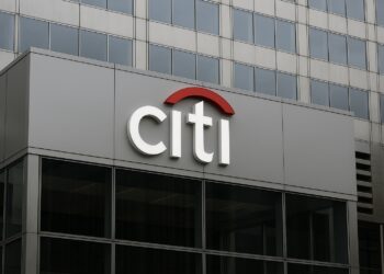 Fotografía editorial de la fachada del edificio de Citi con su logo visible, sin otras marcas ni elementos añadidos