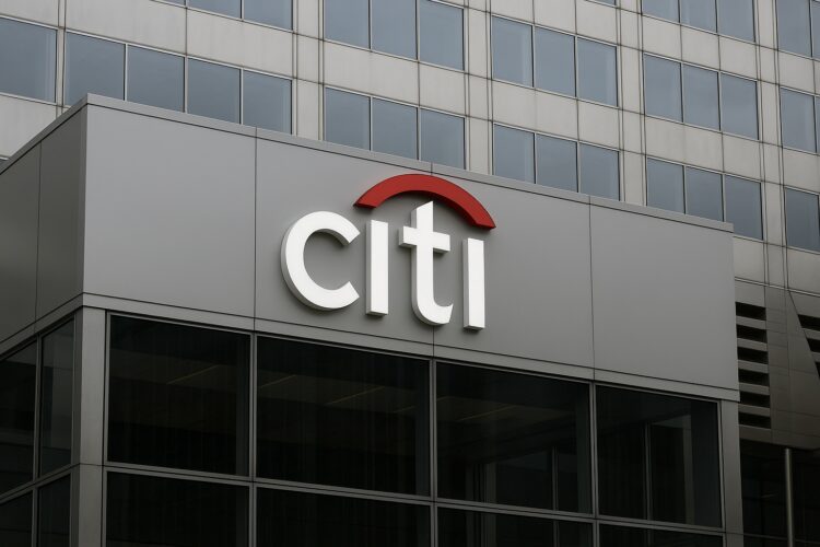 Fotografía editorial de la fachada del edificio de Citi con su logo visible, sin otras marcas ni elementos añadidos