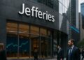 Edificio de Jefferies con logo visible en entorno urbano y ejecutivos caminando