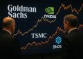 Ejecutivos de Goldman Sachs observan pantalla con gráficas financieras y logos de Nvidia, TSMC y Snowflake en sala de juntas profesional