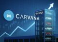 Torre de autos de Carvana con logotipo visible y gráfico financiero ascendente en fondo azul tecnológico