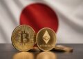Monedas de Bitcoin y Ethereum frente a la bandera de Japón simbolizan apertura financiera cripto.