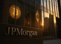 Fachada del edificio de JPMorgan con reflejos digitales que evocan su apertura a las criptomonedas.