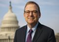 Kevin Hassett frente al Capitolio transmite confianza sobre el pronto fin del cierre del gobierno.