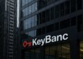 Edificio de vidrio con el logo de KeyBanc visible en entorno urbano corporativo