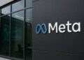 Fachada del edificio de Meta con reflejos tecnológicos que simbolizan ajustes en su área de IA.