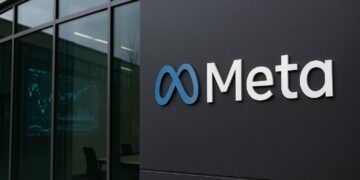 Fachada del edificio de Meta con reflejos tecnológicos que simbolizan ajustes en su área de IA.