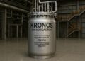 Reactor nuclear KRONOS con etiquetas técnicas en instalación industrial con estructuras metálicas y tuberías