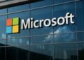 Fachada del edificio de Microsoft con su logotipo grande y reflejos que evocan Azure y crecimiento.