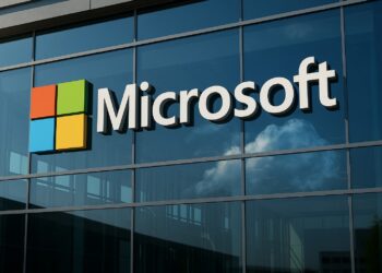 Fachada del edificio de Microsoft con su logotipo grande y reflejos que evocan Azure y crecimiento.