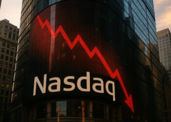 El edificio del Nasdaq refleja tonos rojos que simbolizan la caída del mercado tras el anuncio.