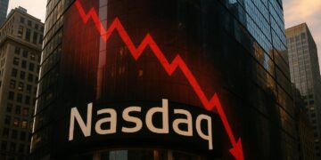 El edificio del Nasdaq refleja tonos rojos que simbolizan la caída del mercado tras el anuncio.