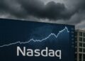 Imagen editorial de un gráfico del Nasdaq cerca de máximos con una nube oscura de advertencia sobre el cielo