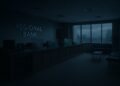 Interior de banco regional vacío con iluminación azulada y sensación de incertidumbre financiera