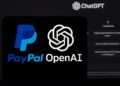 Pantalla muestra logotipos de PayPal y OpenAI juntos con interfaz de ChatGPT difuminada al fondo