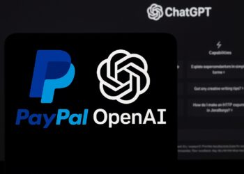 Pantalla muestra logotipos de PayPal y OpenAI juntos con interfaz de ChatGPT difuminada al fondo