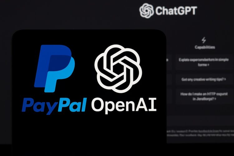 Pantalla muestra logotipos de PayPal y OpenAI juntos con interfaz de ChatGPT difuminada al fondo