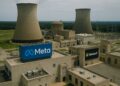 Vista aérea editorial de una planta nuclear con logotipos de Microsoft y Meta integrados en carteles reales del complejo industrial